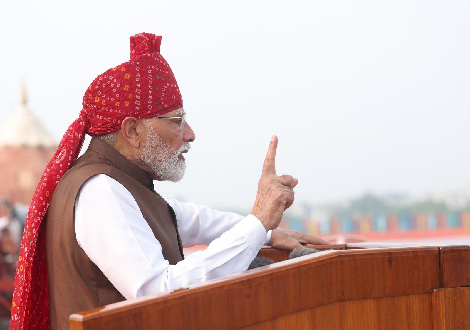 प्रधानमंत्री नरेंद्र मोदी ने 80वें स्वतंत्रता दिवस पर लाल किले की प्राचीर से युवाओं के लिए कई महत्वपूर्ण घोषणाएं कीं। उन्होंने प्रतियोगी परीक्षाओं की तैयारी करने वाले विद्यार्थियों के लिए देशभर में मुफ्त ऑनलाइन कोचिंग नेटवर्क बनाने का ऐलान किया। प्रधानमंत्री ने कहा कि महंगी कोचिंग का आर्थिक बोझ मध्यम वर्ग और गरीब परिवारों पर पड़ता है। इसके साथ ही अगले एक वर्ष में एक करोड़ युवाओं को आर्टिफिशियल इंटेलिजेंस (AI) का प्रशिक्षण देने की घोषणा की गई। इन पहलों को विकसित भारत के लक्ष्य से जोड़ा गया है।