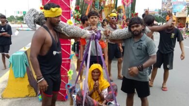 मेरठ के सिवाया टोल प्लाजा पर कांवड़ यात्रा के दौरान 95 वर्षीय सोनदेवी को उनके 24 पोते पालकी में बैठाकर गांव ले जाते दिखे। हरिद्वार में गंगास्नान कराने के बाद परिवार उनकी वर्षों पुरानी इच्छा पूरी कर रहा है। यह भावुक दृश्य भारतीय संस्कृति, बुजुर्ग सम्मान, पारिवारिक एकता और शिवभक्ति का प्रेरणादायक उदाहरण बन गया।