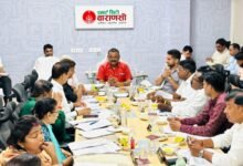 वाराणसी नगर निगम कार्यकारिणी की बैठक में सावन माह को लेकर महत्वपूर्ण निर्णय लिए गए। 5 अगस्त से शहर के 55 प्रमुख चौराहों पर प्रतिदिन सुबह शिवस्रोत का प्रसारण होगा। साथ ही बाढ़ राहत, कांवड़ यात्रा, मंदिरों के आसपास व्यवस्थाओं, आउटसोर्स कर्मचारियों के मानदेय, विकास कार्यों की समीक्षा, अवैध कब्जों पर कार्रवाई और पारदर्शिता को लेकर निर्देश जारी किए गए। इसके अलावा 15 अगस्त से 15 दिसंबर तक लागू होने वाली ओटीएस योजना के तहत गृहकर, जलकर और सीवरकर के बकायेदारों को ब्याज व सरचार्ज में 100% छूट मिलेगी।