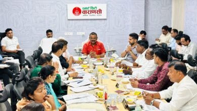 वाराणसी नगर निगम कार्यकारिणी की बैठक में सावन माह को लेकर महत्वपूर्ण निर्णय लिए गए। 5 अगस्त से शहर के 55 प्रमुख चौराहों पर प्रतिदिन सुबह शिवस्रोत का प्रसारण होगा। साथ ही बाढ़ राहत, कांवड़ यात्रा, मंदिरों के आसपास व्यवस्थाओं, आउटसोर्स कर्मचारियों के मानदेय, विकास कार्यों की समीक्षा, अवैध कब्जों पर कार्रवाई और पारदर्शिता को लेकर निर्देश जारी किए गए। इसके अलावा 15 अगस्त से 15 दिसंबर तक लागू होने वाली ओटीएस योजना के तहत गृहकर, जलकर और सीवरकर के बकायेदारों को ब्याज व सरचार्ज में 100% छूट मिलेगी।