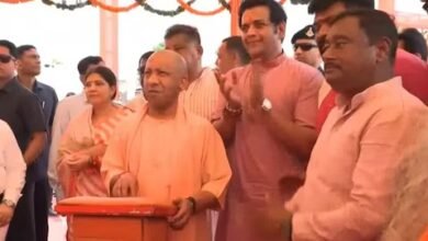 गोरखपुर में विकास की नई कड़ी के रूप में मुख्यमंत्री योगी आदित्यनाथ ने गोरखपुर-सोनौली मार्ग के ग्रीन सिटी मोड़ से माधोपुर बंधा तक नवनिर्मित सड़क का लोकार्पण किया। करीब 70 करोड़ रुपये की लागत से 1.8 किमी सड़क का चौड़ीकरण और सुदृढ़ीकरण किया गया है। सड़क के दोनों ओर ड्रेन बनने से जलनिकासी की समस्या भी दूर होगी। मुख्यमंत्री ने कहा कि बेहतर कनेक्टिविटी से वाराणसी, लखनऊ, नेपाल, सिद्धार्थनगर और महाराजगंज जाने वाले लोगों को शहर के अंदर जाने की जरूरत नहीं होगी।