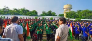 बनारस रेल इंजन कारखाना (बरेका) में ‘हर घर तिरंगा’ अभियान के तहत भव्य तिरंगा यात्रा निकाली गई। बरेका इंटर कॉलेज के करीब 800 विद्यार्थियों और अध्यापकों ने उत्साहपूर्वक भाग लिया। हाथों में राष्ट्रध्वज लेकर विद्यार्थियों ने देशभक्ति के नारे लगाए। आयोजन ने पूरे परिसर को राष्ट्रभक्ति के रंग में रंग दिया और राष्ट्रीय एकता व तिरंगे के सम्मान का संदेश दिया।