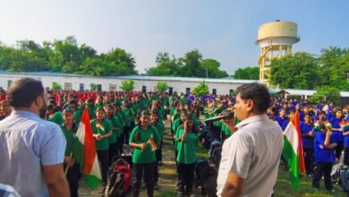 बनारस रेल इंजन कारखाना (बरेका) में ‘हर घर तिरंगा’ अभियान के तहत भव्य तिरंगा यात्रा निकाली गई। बरेका इंटर कॉलेज के करीब 800 विद्यार्थियों और अध्यापकों ने उत्साहपूर्वक भाग लिया। हाथों में राष्ट्रध्वज लेकर विद्यार्थियों ने देशभक्ति के नारे लगाए। आयोजन ने पूरे परिसर को राष्ट्रभक्ति के रंग में रंग दिया और राष्ट्रीय एकता व तिरंगे के सम्मान का संदेश दिया।