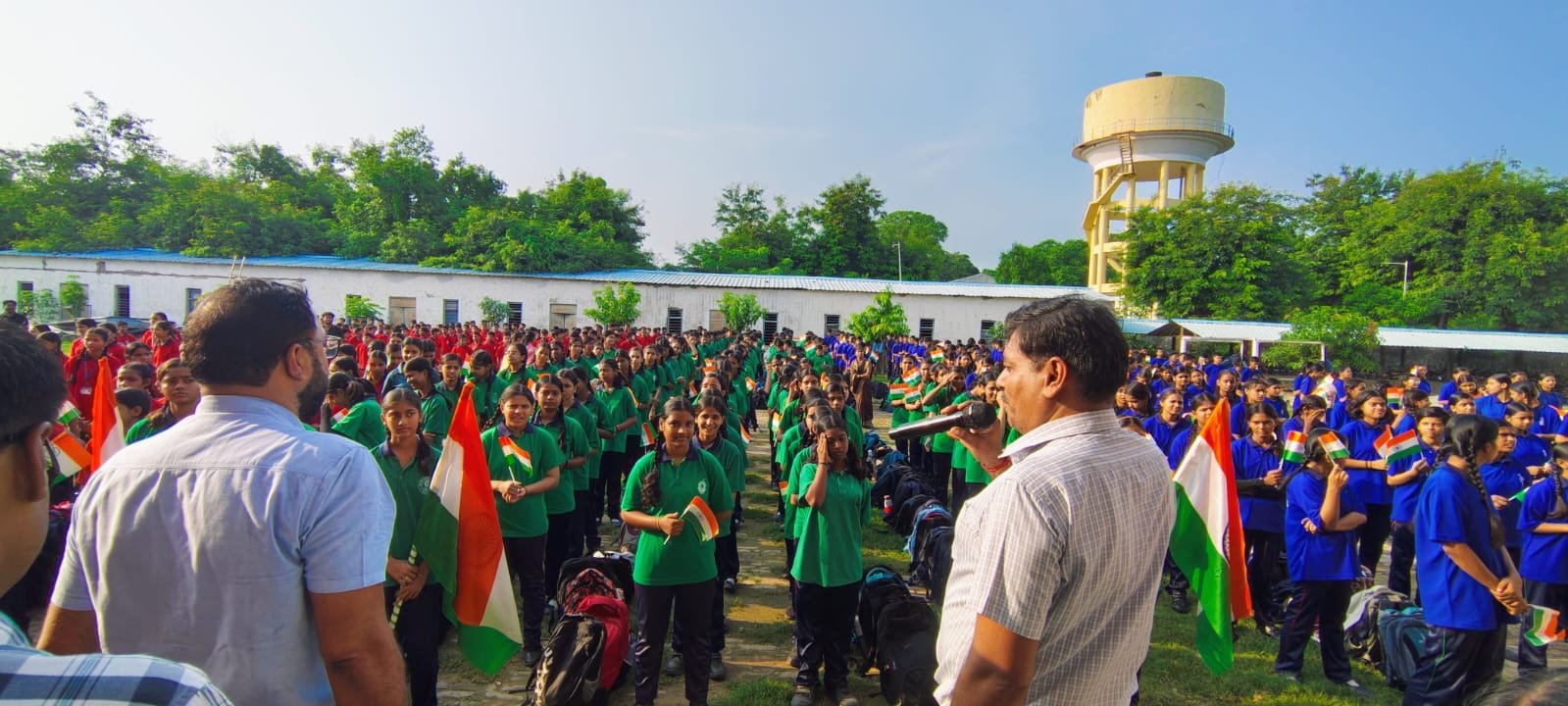 बनारस रेल इंजन कारखाना (बरेका) में ‘हर घर तिरंगा’ अभियान के तहत भव्य तिरंगा यात्रा निकाली गई। बरेका इंटर कॉलेज के करीब 800 विद्यार्थियों और अध्यापकों ने उत्साहपूर्वक भाग लिया। हाथों में राष्ट्रध्वज लेकर विद्यार्थियों ने देशभक्ति के नारे लगाए। आयोजन ने पूरे परिसर को राष्ट्रभक्ति के रंग में रंग दिया और राष्ट्रीय एकता व तिरंगे के सम्मान का संदेश दिया।