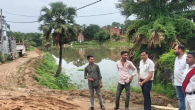 वाराणसी में संभावित बाढ़ के खतरे को देखते हुए प्रशासन ने राहत और बचाव की तैयारियां तेज कर दी हैं। जिले में 46 राहत शिविर और 21 बाढ़ चौकियां सक्रिय रखी गई हैं। 195 गांव-मोहल्लों को संभावित बाढ़ प्रभावित क्षेत्र के रूप में चिह्नित किया गया है। एनडीआरएफ, एसडीआरएफ, जल पुलिस, पीएसी और आपदा मित्रों की मॉक ड्रिल हो चुकी है। गंगा के जलस्तर की हर दो घंटे में निगरानी की जा रही है। चंदौली, जौनपुर और गाजीपुर प्रशासन भी अलर्ट है।