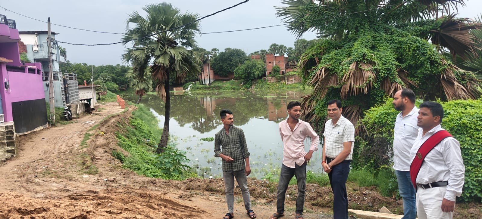 वाराणसी में संभावित बाढ़ के खतरे को देखते हुए प्रशासन ने राहत और बचाव की तैयारियां तेज कर दी हैं। जिले में 46 राहत शिविर और 21 बाढ़ चौकियां सक्रिय रखी गई हैं। 195 गांव-मोहल्लों को संभावित बाढ़ प्रभावित क्षेत्र के रूप में चिह्नित किया गया है। एनडीआरएफ, एसडीआरएफ, जल पुलिस, पीएसी और आपदा मित्रों की मॉक ड्रिल हो चुकी है। गंगा के जलस्तर की हर दो घंटे में निगरानी की जा रही है। चंदौली, जौनपुर और गाजीपुर प्रशासन भी अलर्ट है।