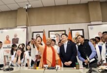 लखनऊ में मुख्यमंत्री आवास पर आयोजित ‘ए डायलॉग विद द फ्यूचर’ कार्यक्रम में उत्तर प्रदेश के मुख्यमंत्री योगी आदित्यनाथ ने जापान के यामानाशी प्रान्त से आए 13 विद्यार्थियों और लखनऊ के छात्रों से आत्मीय संवाद किया। कार्यक्रम में भारत-जापान की साझा सांस्कृतिक विरासत, युवा शक्ति, अनुशासन, नवाचार और आपसी सम्मान पर चर्चा हुई। जापानी विद्यार्थियों ने गीत और ओरिगेमी के जरिए शांति व मित्रता का संदेश दिया। दोनों देशों के बच्चों की मुलाकात ने भविष्य की मजबूत भारत-जापान साझेदारी की उम्मीदों को नई दिशा दी।