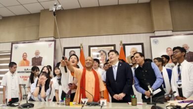 लखनऊ में मुख्यमंत्री आवास पर आयोजित ‘ए डायलॉग विद द फ्यूचर’ कार्यक्रम में उत्तर प्रदेश के मुख्यमंत्री योगी आदित्यनाथ ने जापान के यामानाशी प्रान्त से आए 13 विद्यार्थियों और लखनऊ के छात्रों से आत्मीय संवाद किया। कार्यक्रम में भारत-जापान की साझा सांस्कृतिक विरासत, युवा शक्ति, अनुशासन, नवाचार और आपसी सम्मान पर चर्चा हुई। जापानी विद्यार्थियों ने गीत और ओरिगेमी के जरिए शांति व मित्रता का संदेश दिया। दोनों देशों के बच्चों की मुलाकात ने भविष्य की मजबूत भारत-जापान साझेदारी की उम्मीदों को नई दिशा दी।