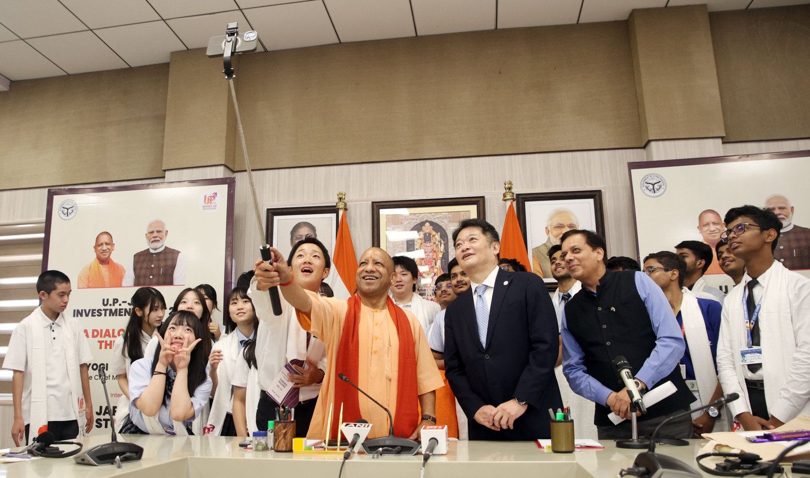 लखनऊ में मुख्यमंत्री आवास पर आयोजित ‘ए डायलॉग विद द फ्यूचर’ कार्यक्रम में उत्तर प्रदेश के मुख्यमंत्री योगी आदित्यनाथ ने जापान के यामानाशी प्रान्त से आए 13 विद्यार्थियों और लखनऊ के छात्रों से आत्मीय संवाद किया। कार्यक्रम में भारत-जापान की साझा सांस्कृतिक विरासत, युवा शक्ति, अनुशासन, नवाचार और आपसी सम्मान पर चर्चा हुई। जापानी विद्यार्थियों ने गीत और ओरिगेमी के जरिए शांति व मित्रता का संदेश दिया। दोनों देशों के बच्चों की मुलाकात ने भविष्य की मजबूत भारत-जापान साझेदारी की उम्मीदों को नई दिशा दी।