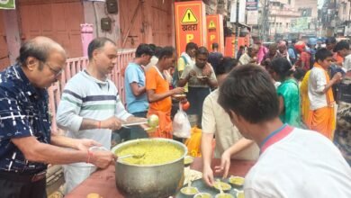 वाराणसी के चौक में संकल्प संस्था द्वारा संचालित संकल्प अन्न क्षेत्र के तहत नियमित खिचड़ी प्रसाद एवं शीतल जल सेवा आयोजित हुई। भगवान संकटमोचन हनुमान जी को भोग अर्पित कर सेवा शुरू की गई। श्रद्धालुओं, राहगीरों और जरूरतमंदों ने प्रसाद ग्रहण किया। संस्था ने सेवा, अपनत्व और मानवीय संवेदना का संदेश देते हुए जनसहयोग से अभियान जारी रखने का संकल्प दोहराया।