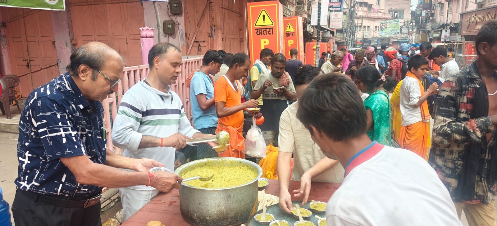 वाराणसी के चौक में संकल्प संस्था द्वारा संचालित संकल्प अन्न क्षेत्र के तहत नियमित खिचड़ी प्रसाद एवं शीतल जल सेवा आयोजित हुई। भगवान संकटमोचन हनुमान जी को भोग अर्पित कर सेवा शुरू की गई। श्रद्धालुओं, राहगीरों और जरूरतमंदों ने प्रसाद ग्रहण किया। संस्था ने सेवा, अपनत्व और मानवीय संवेदना का संदेश देते हुए जनसहयोग से अभियान जारी रखने का संकल्प दोहराया।