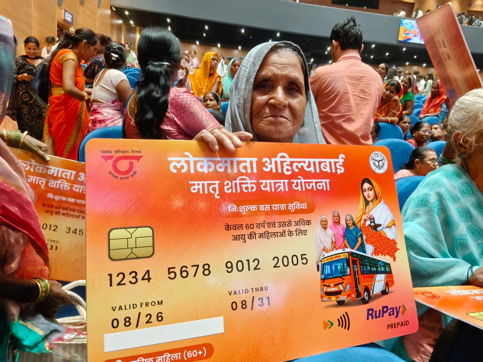 रक्षाबंधन पर निशुल्क बस यात्रा की सौगात मिलने से प्रदेश की माताओं और बहनों में खुशी की लहर है। लखनऊ में मुख्यमंत्री योगी आदित्यनाथ से संवाद के दौरान बुजुर्ग महिलाओं ने कहा कि अब यात्रा के लिए किसी पर निर्भर नहीं रहना पड़ेगा। अयोध्या, काशी और अन्य धार्मिक स्थलों की यात्रा आसान होगी। छात्राओं ने भी रक्षाबंधन पर भाई को राखी बांधने के लिए मुफ्त सफर का लाभ लेने की बात कही। मुख्यमंत्री को देखकर महिलाओं ने ‘हर-हर महादेव’ का उद्घोष किया।