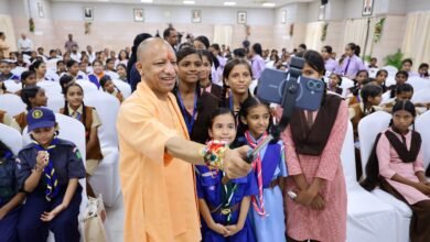 रक्षाबंधन के अवसर पर मुख्यमंत्री योगी आदित्यनाथ ने स्कूली छात्राओं से संवाद कर उन्हें सफलता का आशीर्वाद दिया। छात्राओं ने सीएम को राखी बांधी और अपने अनुभव व सवाल साझा किए। मुख्यमंत्री ने बेटियों की सुरक्षा, शिक्षा, छात्रवृत्ति और विभिन्न सरकारी योजनाओं पर चर्चा की। सोशल मीडिया और स्मार्टफोन के बढ़ते इस्तेमाल पर उन्होंने विद्यार्थियों को सावधानी बरतने तथा अच्छी पुस्तकों को पढ़ने की सलाह दी। कार्यक्रम में 75 जनपदों की छात्राओं की भागीदारी भी रही।
