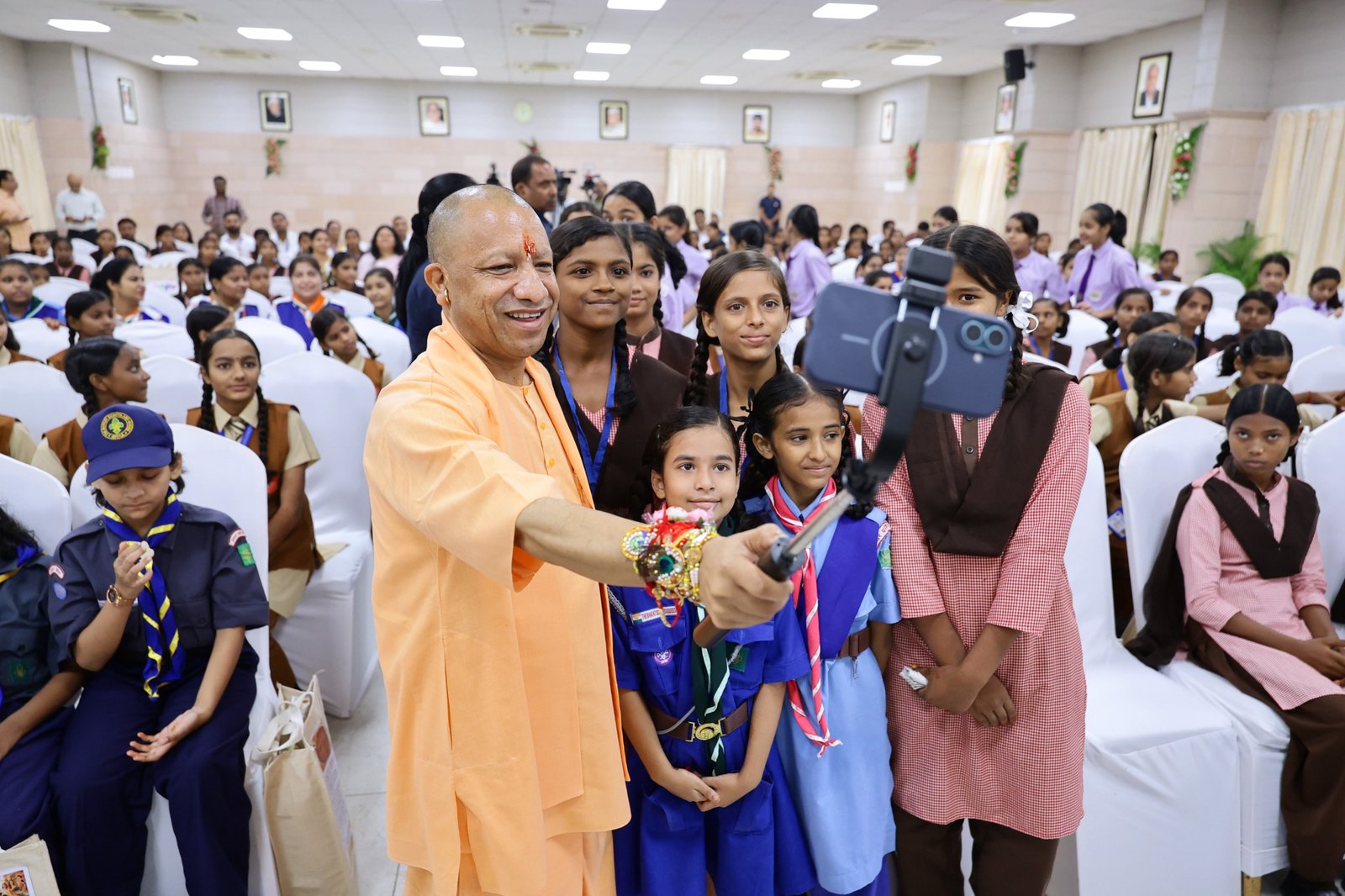 रक्षाबंधन के अवसर पर मुख्यमंत्री योगी आदित्यनाथ ने स्कूली छात्राओं से संवाद कर उन्हें सफलता का आशीर्वाद दिया। छात्राओं ने सीएम को राखी बांधी और अपने अनुभव व सवाल साझा किए। मुख्यमंत्री ने बेटियों की सुरक्षा, शिक्षा, छात्रवृत्ति और विभिन्न सरकारी योजनाओं पर चर्चा की। सोशल मीडिया और स्मार्टफोन के बढ़ते इस्तेमाल पर उन्होंने विद्यार्थियों को सावधानी बरतने तथा अच्छी पुस्तकों को पढ़ने की सलाह दी। कार्यक्रम में 75 जनपदों की छात्राओं की भागीदारी भी रही।