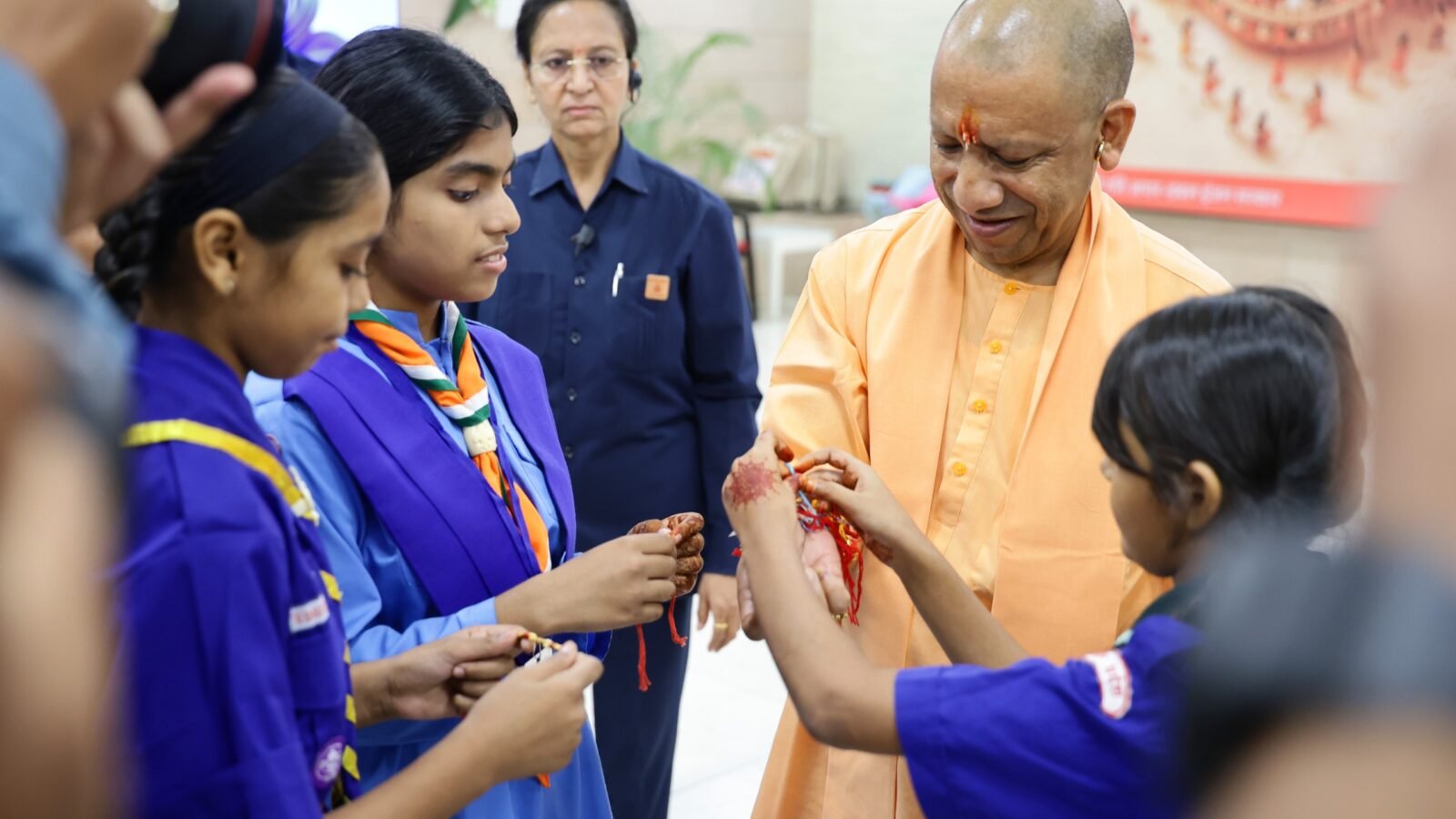 लखनऊ में 'बिटिया और बहना-यूपी का गहना' स्नेहबंधन कार्यक्रम में मुख्यमंत्री योगी आदित्यनाथ ने रक्षाबंधन को श्रद्धा, विश्वास, सम्मान और आत्मनिर्भरता का पर्व बताया। उन्होंने कहा कि प्रदेश में करीब 15 करोड़ राखियां बंध रही हैं, जिससे कारीगरों और बाजार की अर्थव्यवस्था को गति मिलती है। सीएम ने बेटियों की शिक्षा, सुरक्षा, रोजगार और स्वावलंबन के लिए मिशन शक्ति समेत सरकार की विभिन्न योजनाओं का उल्लेख किया।