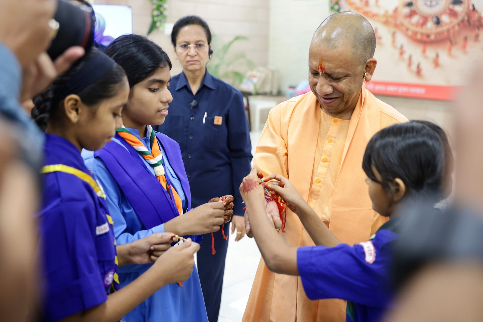 लखनऊ में 'बिटिया और बहना-यूपी का गहना' स्नेहबंधन कार्यक्रम में मुख्यमंत्री योगी आदित्यनाथ ने रक्षाबंधन को श्रद्धा, विश्वास, सम्मान और आत्मनिर्भरता का पर्व बताया। उन्होंने कहा कि प्रदेश में करीब 15 करोड़ राखियां बंध रही हैं, जिससे कारीगरों और बाजार की अर्थव्यवस्था को गति मिलती है। सीएम ने बेटियों की शिक्षा, सुरक्षा, रोजगार और स्वावलंबन के लिए मिशन शक्ति समेत सरकार की विभिन्न योजनाओं का उल्लेख किया।
