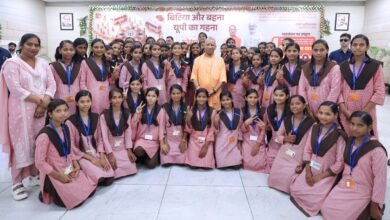 लखनऊ में रक्षाबंधन के अवसर पर मुख्यमंत्री आवास में आयोजित ‘बिटिया और बहना-यूपी का गहना’ स्नेह बंधन कार्यक्रम भावनात्मक और यादगार बन गया। विभिन्न विद्यालयों की छात्राओं ने मुख्यमंत्री योगी आदित्यनाथ को राखी बांधकर स्नेह और विश्वास का संदेश दिया। मुख्यमंत्री ने बच्चियों से आत्मीय संवाद किया, उनकी पढ़ाई की जानकारी ली और उज्ज्वल भविष्य की शुभकामनाएं दीं। उन्होंने बेटियों की सुरक्षा, सम्मान, शिक्षा और स्वावलंबन के लिए सरकार की प्रतिबद्धता दोहराई।