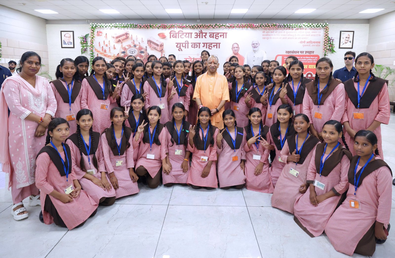 लखनऊ में रक्षाबंधन के अवसर पर मुख्यमंत्री आवास में आयोजित ‘बिटिया और बहना-यूपी का गहना’ स्नेह बंधन कार्यक्रम भावनात्मक और यादगार बन गया। विभिन्न विद्यालयों की छात्राओं ने मुख्यमंत्री योगी आदित्यनाथ को राखी बांधकर स्नेह और विश्वास का संदेश दिया। मुख्यमंत्री ने बच्चियों से आत्मीय संवाद किया, उनकी पढ़ाई की जानकारी ली और उज्ज्वल भविष्य की शुभकामनाएं दीं। उन्होंने बेटियों की सुरक्षा, सम्मान, शिक्षा और स्वावलंबन के लिए सरकार की प्रतिबद्धता दोहराई।