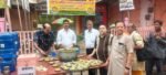 वाराणसी के चौक स्थित कन्हैयालाल गुलालचंद सर्राफ प्रतिष्ठान के समक्ष संकल्प संस्था द्वारा संचालित संकल्प अन्न क्षेत्र ने खिचड़ी प्रसाद एवं शीतल जल सेवा का आयोजन किया। भगवान संकटमोचन हनुमान जी को भोग अर्पित कर कार्यक्रम का शुभारंभ हुआ। संस्था प्रत्येक शनिवार जनसहयोग से जरूरतमंदों और राहगीरों तक भोजन सेवा पहुंचा रही है।