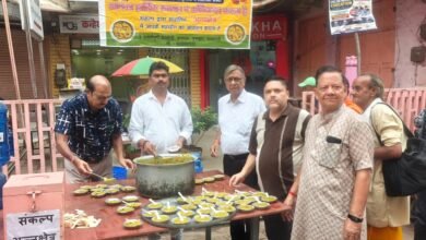 वाराणसी के चौक स्थित कन्हैयालाल गुलालचंद सर्राफ प्रतिष्ठान के समक्ष संकल्प संस्था द्वारा संचालित संकल्प अन्न क्षेत्र ने खिचड़ी प्रसाद एवं शीतल जल सेवा का आयोजन किया। भगवान संकटमोचन हनुमान जी को भोग अर्पित कर कार्यक्रम का शुभारंभ हुआ। संस्था प्रत्येक शनिवार जनसहयोग से जरूरतमंदों और राहगीरों तक भोजन सेवा पहुंचा रही है।
