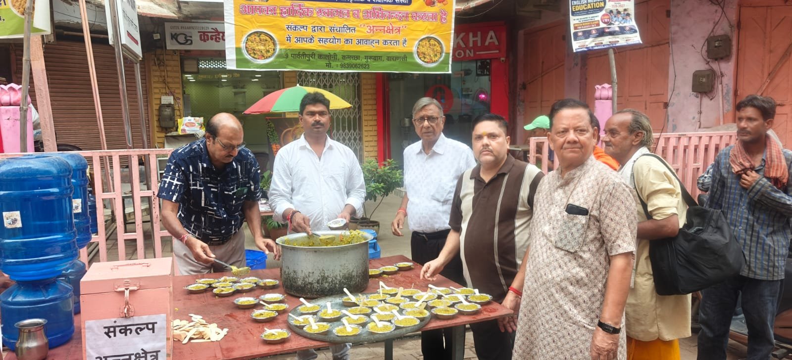 वाराणसी के चौक स्थित कन्हैयालाल गुलालचंद सर्राफ प्रतिष्ठान के समक्ष संकल्प संस्था द्वारा संचालित संकल्प अन्न क्षेत्र ने खिचड़ी प्रसाद एवं शीतल जल सेवा का आयोजन किया। भगवान संकटमोचन हनुमान जी को भोग अर्पित कर कार्यक्रम का शुभारंभ हुआ। संस्था प्रत्येक शनिवार जनसहयोग से जरूरतमंदों और राहगीरों तक भोजन सेवा पहुंचा रही है।