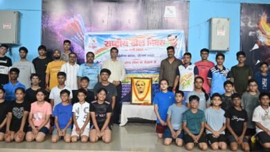 राष्ट्रीय खेल दिवस के अवसर पर बनारस रेल इंजन कारखाना (बरेका) में खेल भावना, अनुशासन और स्वस्थ प्रतिस्पर्धा के साथ विभिन्न खेल गतिविधियों का आयोजन किया गया। महाप्रबंधक आशुतोष पंत के मार्गदर्शन में आयोजित कार्यक्रम में हॉकी के महान खिलाड़ी मेजर ध्यानचंद को श्रद्धांजलि दी गई। ‘खेलेगा भारत, जीतेगा भारत’ और ‘एक घंटा खेल के मैदान में’ थीम के तहत कुश्ती, बैडमिंटन, बास्केटबॉल सहित अन्य प्रतियोगिताओं में खिलाड़ियों ने उत्साहपूर्वक भाग लिया।