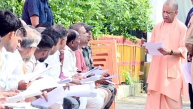 गोरखपुर दौरे पर मुख्यमंत्री योगी आदित्यनाथ ने रविवार को गोरखनाथ मंदिर में जनता दर्शन के दौरान करीब 200 लोगों की समस्याएं सुनीं। उन्होंने सभी शिकायतों के त्वरित, पारदर्शी और प्रभावी निस्तारण के निर्देश दिए। सीएम ने अवैध कब्जाधारियों और कमजोरों को परेशान करने वालों के खिलाफ कड़ी कार्रवाई करने को कहा। इलाज के लिए आर्थिक सहायता का भरोसा भी दिया। बाद में मुख्यमंत्री ने गोशाला में गोसेवा की और नंदी भोलू को स्नेहपूर्वक दुलारा।