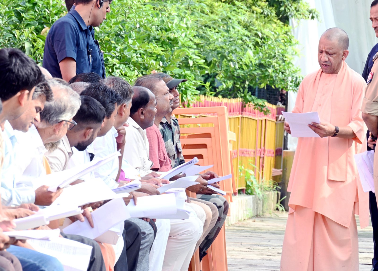 गोरखपुर दौरे पर मुख्यमंत्री योगी आदित्यनाथ ने रविवार को गोरखनाथ मंदिर में जनता दर्शन के दौरान करीब 200 लोगों की समस्याएं सुनीं। उन्होंने सभी शिकायतों के त्वरित, पारदर्शी और प्रभावी निस्तारण के निर्देश दिए। सीएम ने अवैध कब्जाधारियों और कमजोरों को परेशान करने वालों के खिलाफ कड़ी कार्रवाई करने को कहा। इलाज के लिए आर्थिक सहायता का भरोसा भी दिया। बाद में मुख्यमंत्री ने गोशाला में गोसेवा की और नंदी भोलू को स्नेहपूर्वक दुलारा।