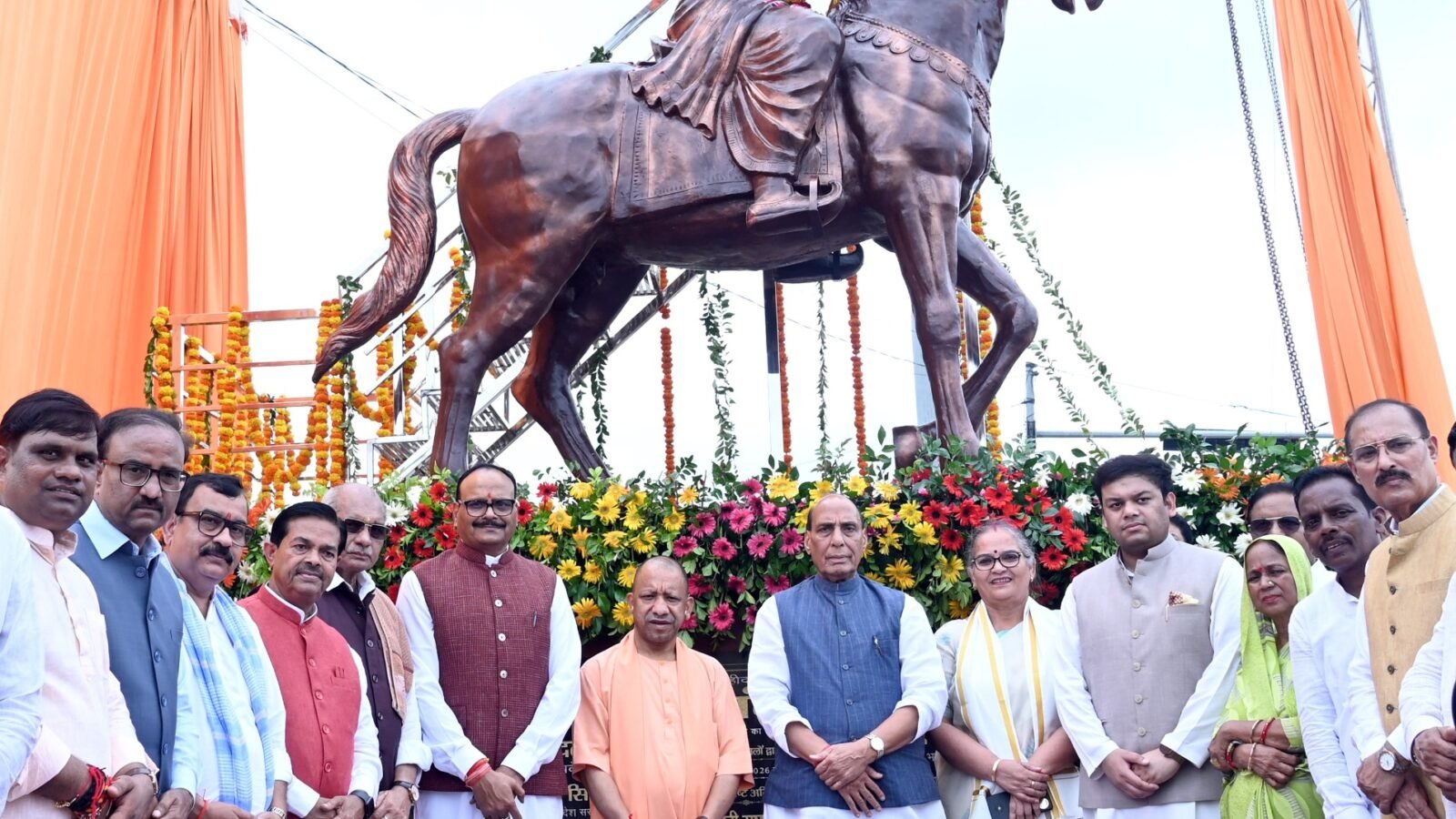 लखनऊ में वीरांगना अवंतीबाई लोधी की प्रतिमा के लोकार्पण के बाद मुख्यमंत्री योगी आदित्यनाथ ने जेपीएनआईसी को लेकर समाजवादी पार्टी पर भ्रष्टाचार के गंभीर आरोप लगाए। उन्होंने कहा कि 200 करोड़ की अनुमानित लागत वाला प्रोजेक्ट 864 करोड़ रुपये खर्च होने के बावजूद अधूरा रहा। मुख्यमंत्री ने महिला सशक्तीकरण, मिशन शक्ति, पीएसी की महिला बटालियनों और 50 हजार छात्राओं को स्कूटी देने की योजनाओं का भी उल्लेख किया।