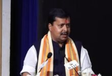 भाजपा अध्यक्ष नितिन नबीन ने करीब सात महीने बाद अपनी नई राष्ट्रीय टीम की घोषणा की है। नई टीम में पूर्व केंद्रीय मंत्री स्मृति ईरानी को राष्ट्रीय महामंत्री और राम माधव को राष्ट्रीय उपाध्यक्ष बनाया गया है। वसुंधरा राजे सिंधिया समेत 13 नेताओं को राष्ट्रीय उपाध्यक्ष की जिम्मेदारी मिली है। आठ राष्ट्रीय महामंत्रियों और 16 राष्ट्रीय सचिवों की नियुक्ति की गई है। उत्तर प्रदेश से भी कई नेताओं को महत्वपूर्ण पद मिले हैं। नई टीम में महिला और अल्पसंख्यक प्रतिनिधित्व पर भी जोर दिया गया है।