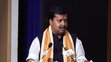 भाजपा अध्यक्ष नितिन नबीन ने करीब सात महीने बाद अपनी नई राष्ट्रीय टीम की घोषणा की है। नई टीम में पूर्व केंद्रीय मंत्री स्मृति ईरानी को राष्ट्रीय महामंत्री और राम माधव को राष्ट्रीय उपाध्यक्ष बनाया गया है। वसुंधरा राजे सिंधिया समेत 13 नेताओं को राष्ट्रीय उपाध्यक्ष की जिम्मेदारी मिली है। आठ राष्ट्रीय महामंत्रियों और 16 राष्ट्रीय सचिवों की नियुक्ति की गई है। उत्तर प्रदेश से भी कई नेताओं को महत्वपूर्ण पद मिले हैं। नई टीम में महिला और अल्पसंख्यक प्रतिनिधित्व पर भी जोर दिया गया है।