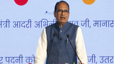 नई दिल्ली में यूपी-जापान इन्वेस्टमेंट मीट-2026 में केंद्रीय कृषि मंत्री शिवराज सिंह चौहान ने जापानी तकनीक और विशेषज्ञता को भारतीय किसानों तक पहुंचाने पर जोर दिया। उन्होंने कहा कि कृषि तकनीक से उत्पादकता बढ़ाने, पानी और लागत घटाने तथा किसानों की आय बढ़ाने के प्रयास जरूरी हैं। चौहान ने उत्तर प्रदेश को जापानी निवेश के लिए मजबूत डेस्टिनेशन बताते हुए कृषि, मैन्युफैक्चरिंग, स्किल डेवलपमेंट और ग्रामीण युवाओं के लिए रोजगार व उद्यमिता के नए अवसरों पर जोर दिया।