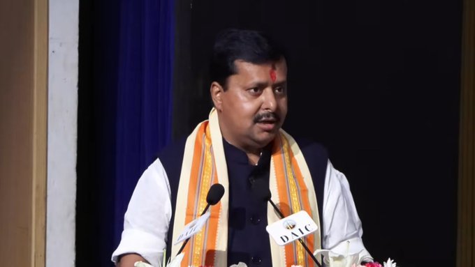 भाजपा अध्यक्ष नितिन नबीन ने करीब सात महीने बाद अपनी नई राष्ट्रीय टीम की घोषणा की है। नई टीम में पूर्व केंद्रीय मंत्री स्मृति ईरानी को राष्ट्रीय महामंत्री और राम माधव को राष्ट्रीय उपाध्यक्ष बनाया गया है। वसुंधरा राजे सिंधिया समेत 13 नेताओं को राष्ट्रीय उपाध्यक्ष की जिम्मेदारी मिली है। आठ राष्ट्रीय महामंत्रियों और 16 राष्ट्रीय सचिवों की नियुक्ति की गई है। उत्तर प्रदेश से भी कई नेताओं को महत्वपूर्ण पद मिले हैं। नई टीम में महिला और अल्पसंख्यक प्रतिनिधित्व पर भी जोर दिया गया है।