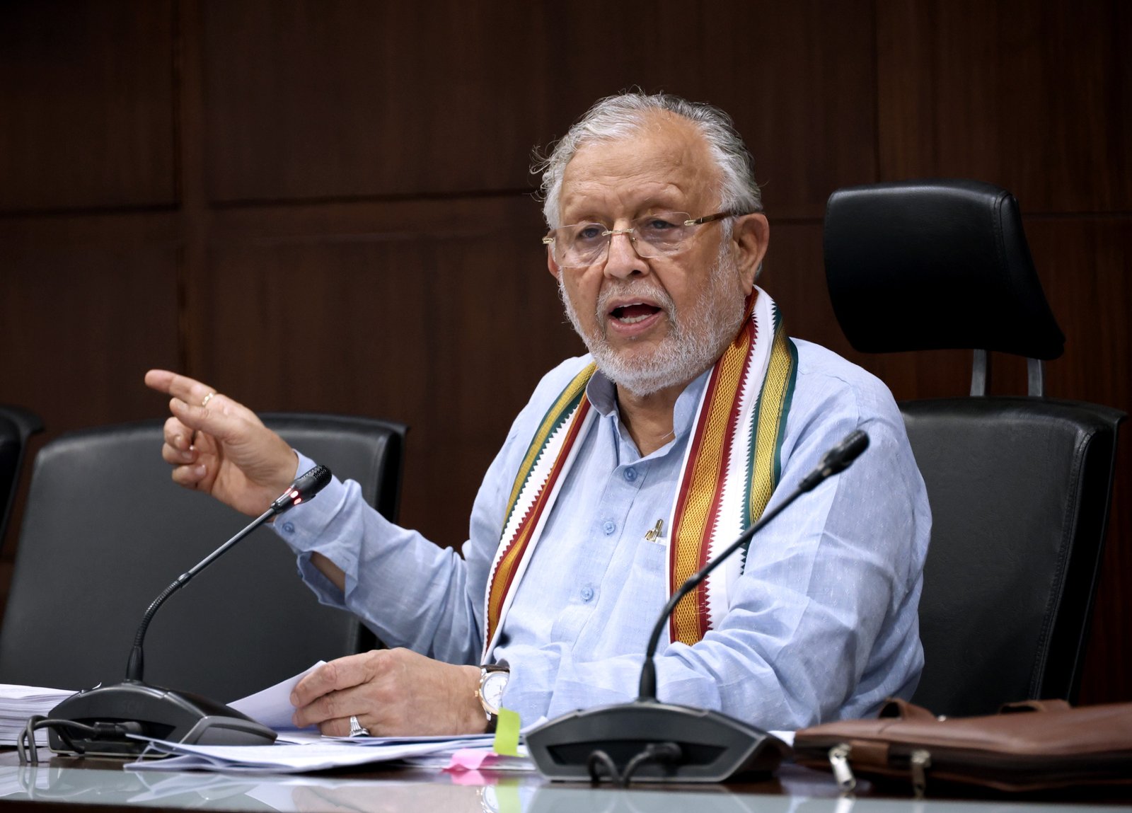 लखनऊ में मुख्यमंत्री योगी आदित्यनाथ की अध्यक्षता में हुई कैबिनेट बैठक में छात्रों और युवाओं के हित में कई महत्वपूर्ण फैसले लिए गए। वित्तीय वर्ष 2025-26 में छात्रवृत्ति से वंचित 2.76 लाख पात्र छात्रों के लिए ₹551.85 करोड़ मंजूर किए गए। स्वामी विवेकानंद युवा सशक्तीकरण योजना के तहत 25 लाख टैबलेट खरीदने को भी मंजूरी मिली। वहीं राजकीय चिकित्सा संस्थानों के MBBS-BDS इंटर्न का मासिक भत्ता ₹12 हजार से बढ़ाकर ₹25 हजार कर दिया गया।