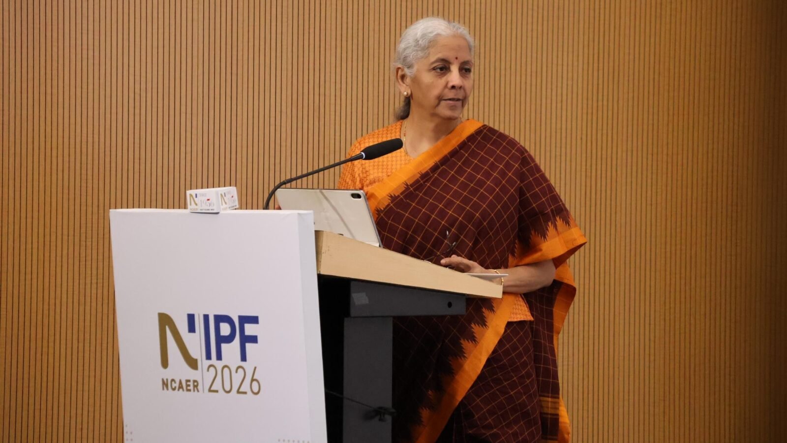 वित्त मंत्री निर्मला सीतारमण ने कहा कि स्वतंत्रता के बाद अपनाई गई सोवियत शैली की केंद्रीकृत योजना व्यवस्था और लाइसेंस-कोटा-परमिट राज भारत की परिस्थितियों के अनुकूल नहीं रहे। इससे निर्णय लेने की शक्ति सीमित हाथों में केंद्रित हुई तथा उद्यमिता प्रभावित हुई। उन्होंने कहा कि 1991 के आर्थिक सुधार विवशता में हुए, जबकि विकसित भारत-2047 का लक्ष्य समृद्ध, आत्मनिर्भर, तकनीकी रूप से अग्रणी और अवसरों से परिपूर्ण भारत का निर्माण करना है।
