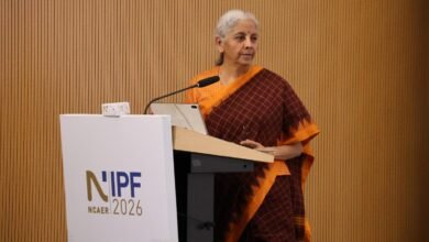 वित्त मंत्री निर्मला सीतारमण ने कहा कि स्वतंत्रता के बाद अपनाई गई सोवियत शैली की केंद्रीकृत योजना व्यवस्था और लाइसेंस-कोटा-परमिट राज भारत की परिस्थितियों के अनुकूल नहीं रहे। इससे निर्णय लेने की शक्ति सीमित हाथों में केंद्रित हुई तथा उद्यमिता प्रभावित हुई। उन्होंने कहा कि 1991 के आर्थिक सुधार विवशता में हुए, जबकि विकसित भारत-2047 का लक्ष्य समृद्ध, आत्मनिर्भर, तकनीकी रूप से अग्रणी और अवसरों से परिपूर्ण भारत का निर्माण करना है।