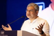 नई दिल्ली में आयोजित यूपी-जापान इन्वेस्टमेंट मीट 2026 में केंद्रीय मंत्री अश्विनी वैष्णव ने भारत की आर्थिक विकास यात्रा और निवेश संभावनाओं पर प्रकाश डाला। उन्होंने कहा कि भारत 6 से 8 प्रतिशत की सतत आर्थिक वृद्धि के दौर में है। रेलवे, डिफेंस, इलेक्ट्रॉनिक्स, सेमीकंडक्टर और कृषि समेत विभिन्न क्षेत्रों में निवेश के अवसर बढ़ रहे हैं। उन्होंने जापानी उद्योग जगत से उत्तर प्रदेश में निवेश का आह्वान करते हुए कहा कि सरकार निवेशकों को हरसंभव सहयोग और सुविधा देने के लिए प्रतिबद्ध है।