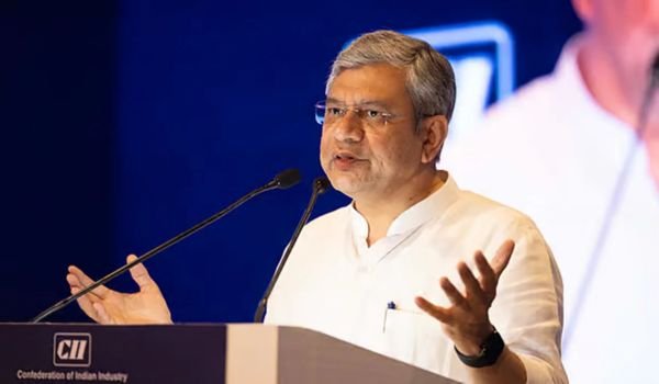नई दिल्ली में आयोजित यूपी-जापान इन्वेस्टमेंट मीट 2026 में केंद्रीय मंत्री अश्विनी वैष्णव ने भारत की आर्थिक विकास यात्रा और निवेश संभावनाओं पर प्रकाश डाला। उन्होंने कहा कि भारत 6 से 8 प्रतिशत की सतत आर्थिक वृद्धि के दौर में है। रेलवे, डिफेंस, इलेक्ट्रॉनिक्स, सेमीकंडक्टर और कृषि समेत विभिन्न क्षेत्रों में निवेश के अवसर बढ़ रहे हैं। उन्होंने जापानी उद्योग जगत से उत्तर प्रदेश में निवेश का आह्वान करते हुए कहा कि सरकार निवेशकों को हरसंभव सहयोग और सुविधा देने के लिए प्रतिबद्ध है।
