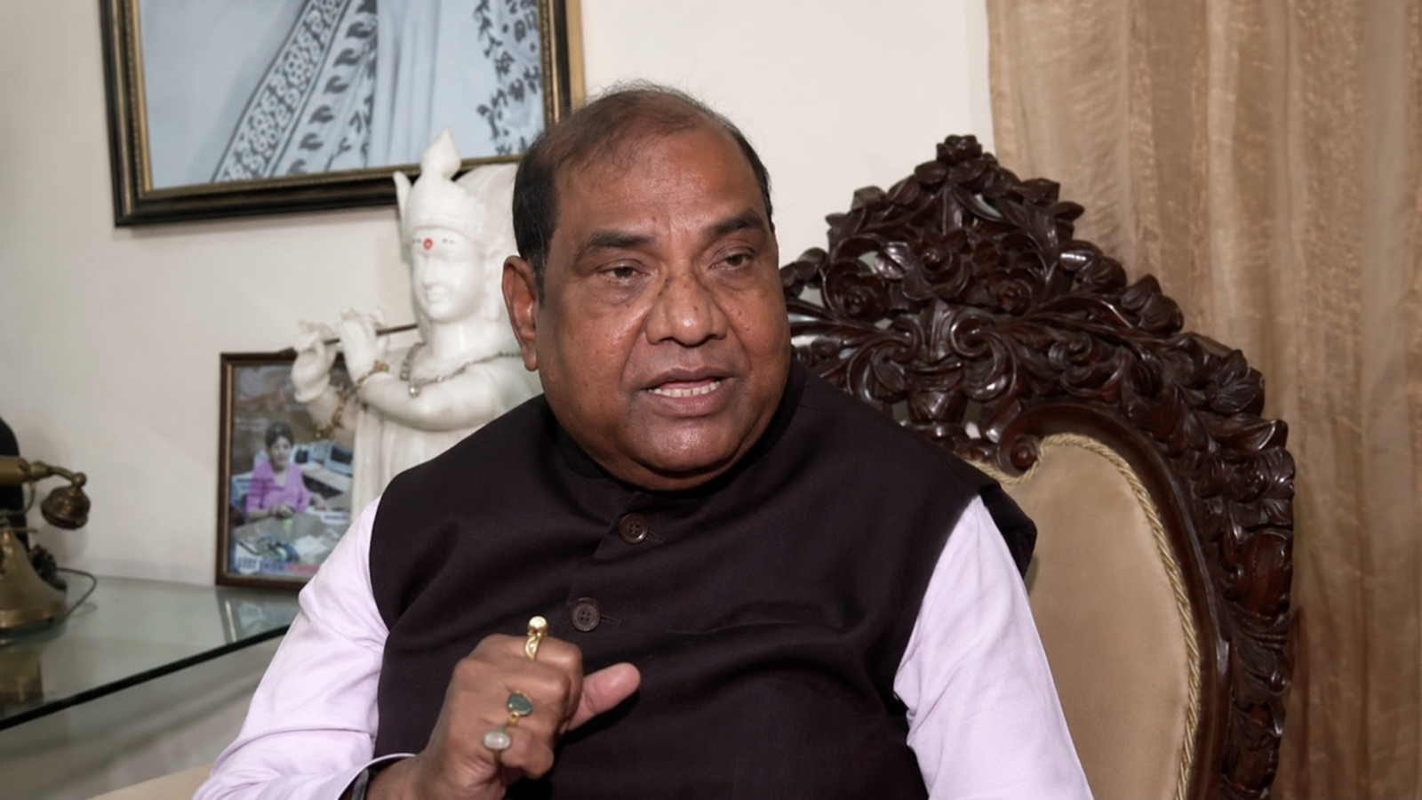 लखनऊ में राज्यसभा सांसद एवं उत्तर प्रदेश के पूर्व डीजीपी बृजलाल ने सपा अध्यक्ष अखिलेश यादव के शिक्षा और विकास संबंधी सवालों पर पलटवार किया। उन्होंने सपा सरकार के कार्यकाल में नकल माफिया, भर्ती अनियमितताओं और कानून-व्यवस्था को लेकर गंभीर आरोप लगाए। बृजलाल ने योगी सरकार की शिक्षा व्यवस्था में सुधार, स्कूलों के विलय, आंगनवाड़ी से प्री-प्राइमरी शिक्षा और शिक्षकों के बेहतर उपयोग का उल्लेख किया। साथ ही उन्होंने निवेश, अर्थव्यवस्था और कानून-व्यवस्था को लेकर सरकार की उपलब्धियां गिनाईं।