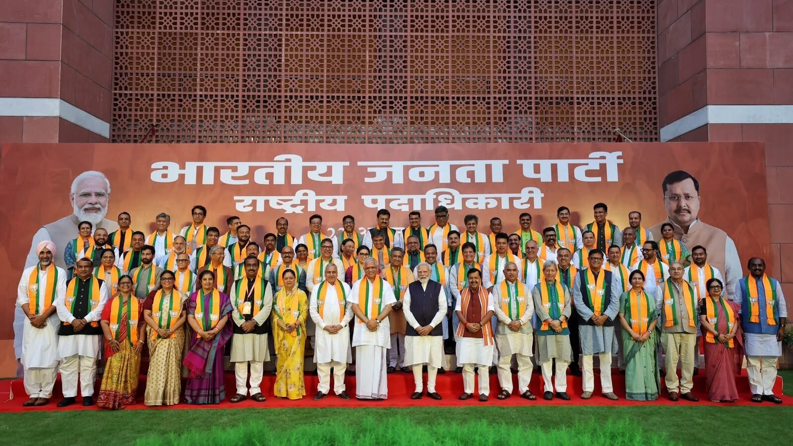 नई दिल्ली में भाजपा की राष्ट्रीय पदाधिकारियों की पहली बैठक में ‘वंदे मातरम्’ के सम्मान और गौरवशाली विरासत के संरक्षण को लेकर प्रस्ताव पारित किया गया। भाजपा ने कांग्रेस कार्य समिति द्वारा राष्ट्रीय गीत को शुरुआती दो पदों तक सीमित करने के फैसले की कड़ी निंदा की। भाजपा प्रवक्ता संबित पात्रा ने कहा कि ‘वंदे मातरम्’ भारत की राष्ट्रीय चेतना, स्वतंत्रता संग्राम और भारत माता के प्रति श्रद्धा का अमर प्रतीक है तथा इसके सम्मान से कोई समझौता नहीं किया जाएगा।