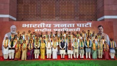 नई दिल्ली में भाजपा की राष्ट्रीय पदाधिकारियों की पहली बैठक में ‘वंदे मातरम्’ के सम्मान और गौरवशाली विरासत के संरक्षण को लेकर प्रस्ताव पारित किया गया। भाजपा ने कांग्रेस कार्य समिति द्वारा राष्ट्रीय गीत को शुरुआती दो पदों तक सीमित करने के फैसले की कड़ी निंदा की। भाजपा प्रवक्ता संबित पात्रा ने कहा कि ‘वंदे मातरम्’ भारत की राष्ट्रीय चेतना, स्वतंत्रता संग्राम और भारत माता के प्रति श्रद्धा का अमर प्रतीक है तथा इसके सम्मान से कोई समझौता नहीं किया जाएगा।
