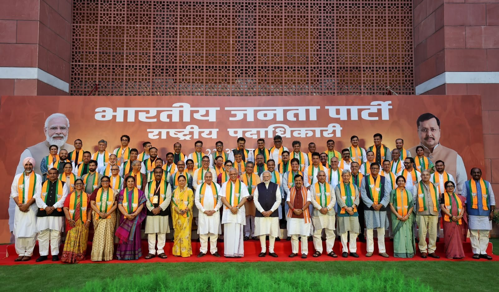 नई दिल्ली में भाजपा की राष्ट्रीय पदाधिकारियों की पहली बैठक में ‘वंदे मातरम्’ के सम्मान और गौरवशाली विरासत के संरक्षण को लेकर प्रस्ताव पारित किया गया। भाजपा ने कांग्रेस कार्य समिति द्वारा राष्ट्रीय गीत को शुरुआती दो पदों तक सीमित करने के फैसले की कड़ी निंदा की। भाजपा प्रवक्ता संबित पात्रा ने कहा कि ‘वंदे मातरम्’ भारत की राष्ट्रीय चेतना, स्वतंत्रता संग्राम और भारत माता के प्रति श्रद्धा का अमर प्रतीक है तथा इसके सम्मान से कोई समझौता नहीं किया जाएगा।