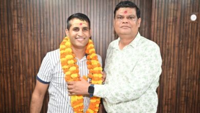 भारतीय महिला मुक्केबाजी के दिग्गज कोच छोटे लाल यादव का चयन प्रतिष्ठित द्रोणाचार्य सम्मान के लिए हुआ है। मैरी कॉम के करियर को नई दिशा देने और जैस्मिन लैम्बोरिया जैसी प्रतिभाओं को विश्व मंच तक पहुंचाने में उनकी अहम भूमिका रही है। बरेका परिवार से जुड़े छोटे लाल यादव की उपलब्धि पर वाराणसी और बनारस रेल इंजन कारखाना में गर्व और खुशी का माहौल है। बरेका जनसंपर्क अधिकारी राजेश कुमार ने उनके आवास पहुंचकर अभिनंदन किया।