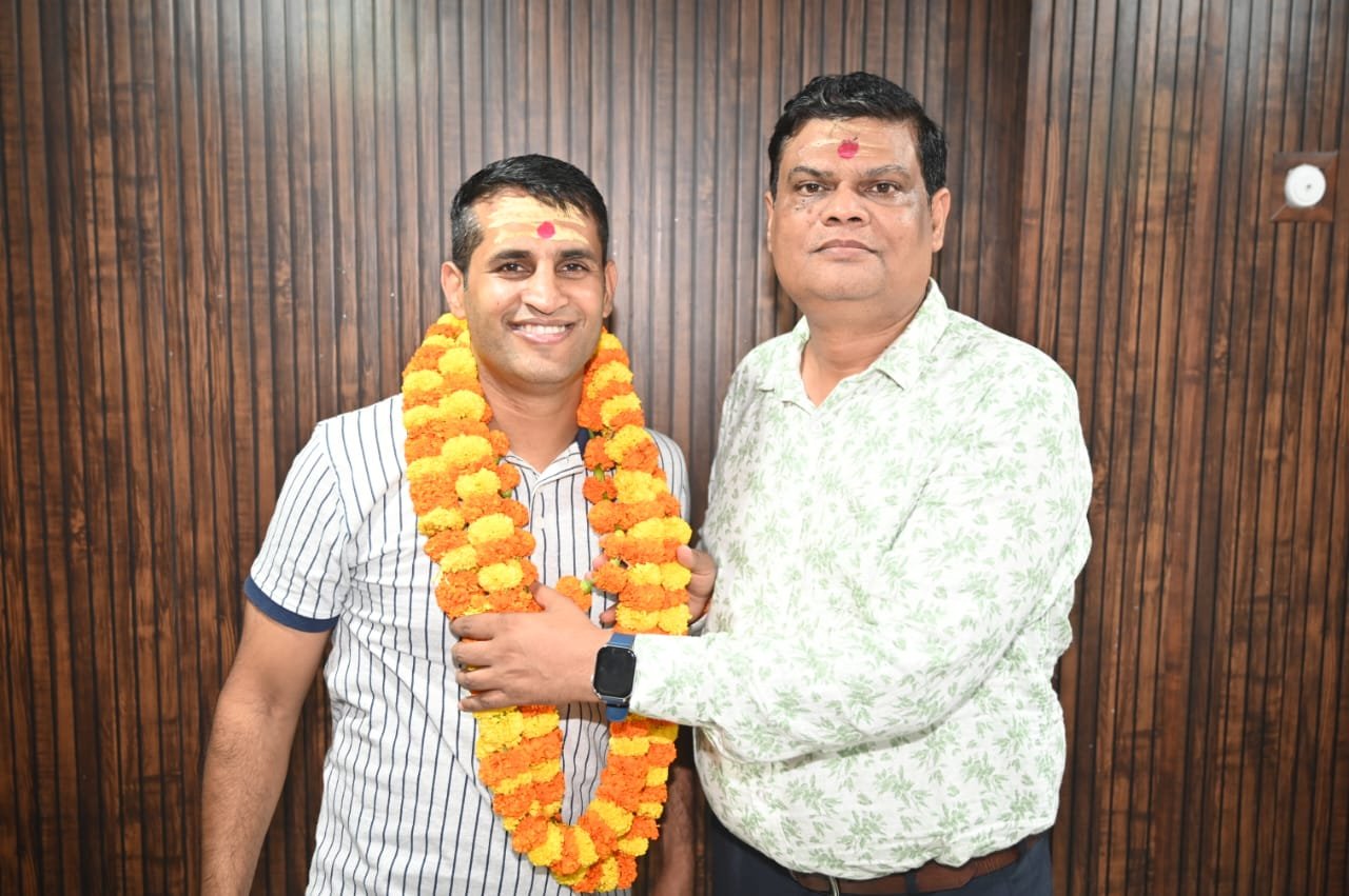 भारतीय महिला मुक्केबाजी के दिग्गज कोच छोटे लाल यादव का चयन प्रतिष्ठित द्रोणाचार्य सम्मान के लिए हुआ है। मैरी कॉम के करियर को नई दिशा देने और जैस्मिन लैम्बोरिया जैसी प्रतिभाओं को विश्व मंच तक पहुंचाने में उनकी अहम भूमिका रही है। बरेका परिवार से जुड़े छोटे लाल यादव की उपलब्धि पर वाराणसी और बनारस रेल इंजन कारखाना में गर्व और खुशी का माहौल है। बरेका जनसंपर्क अधिकारी राजेश कुमार ने उनके आवास पहुंचकर अभिनंदन किया।