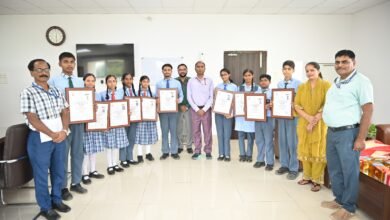 बनारस रेल इंजन कारखाना (बरेका) इंटर कॉलेज के शैक्षणिक सत्र 2025-26 में उत्कृष्ट प्रदर्शन करने वाले मेधावी विद्यार्थियों को सम्मानित किया गया। प्रमुख मुख्य कार्मिक अधिकारी लालजी चौधरी ने विभिन्न कक्षाओं के प्रथम और द्वितीय स्थान प्राप्त विद्यार्थियों को प्रशस्ति पत्र एवं पुरस्कार प्रदान किए। उन्होंने विद्यार्थियों का उत्साहवर्धन करते हुए उज्ज्वल भविष्य की कामना की और मेहनत व लगन का संदेश दिया।