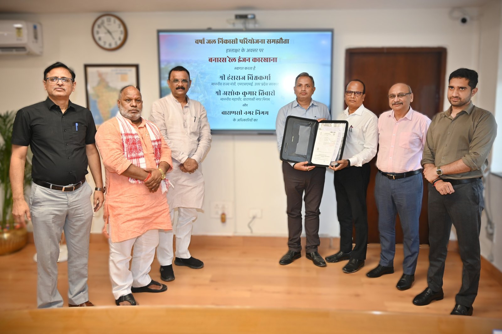 वाराणसी में जलभराव की समस्या से निपटने के लिए बनारस रेल इंजन कारखाना (बरेका) और वाराणसी नगर निगम के बीच ₹45.30 करोड़ की व्यापक वर्षा जल निकासी परियोजना का समझौता हुआ। परियोजना के तहत पाहाड़ी गेट से चितईपुर रोड तक 14.20 किलोमीटर लंबी समेकित ड्रेनेज प्रणाली विकसित की जाएगी। बरेका ₹24 करोड़ और नगर निगम ₹21.30 करोड़ का योगदान देगा। परियोजना पूरी होने पर बरेका की पश्चिम कॉलोनी और आसपास के क्षेत्रों को मानसून में जलभराव से राहत मिलेगी तथा आवागमन बेहतर होगा।