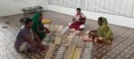 वाराणसी में विलुप्त होती क्रोशिया हस्तकला को स्वयं सहायता समूह की महिलाएं राखी निर्माण से नई पहचान दे रही हैं। पिंडरा के गरथमा और हरहुआ के मंसापुर की दीदियों ने क्रोशिया वर्क से तिरंगा, कृष्ण, रुद्राक्ष और मोती वाली आकर्षक राखियां तैयार की हैं। पर्यावरण-अनुकूल और हस्तनिर्मित इन राखियों की बाजार में अच्छी मांग है। राष्ट्रीय ग्रामीण आजीविका मिशन और योगी सरकार के सहयोग से महिलाएं उत्पादन, पैकिंग और बिक्री का कार्य कर आय अर्जित कर रही हैं। इससे पारंपरिक हुनर के संरक्षण के साथ महिला आत्मनिर्भरता को भी बढ़ावा मिल रहा है।