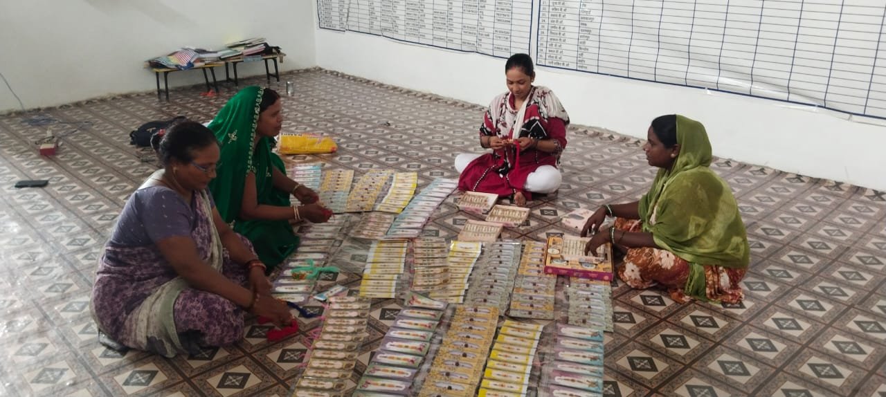 वाराणसी में विलुप्त होती क्रोशिया हस्तकला को स्वयं सहायता समूह की महिलाएं राखी निर्माण से नई पहचान दे रही हैं। पिंडरा के गरथमा और हरहुआ के मंसापुर की दीदियों ने क्रोशिया वर्क से तिरंगा, कृष्ण, रुद्राक्ष और मोती वाली आकर्षक राखियां तैयार की हैं। पर्यावरण-अनुकूल और हस्तनिर्मित इन राखियों की बाजार में अच्छी मांग है। राष्ट्रीय ग्रामीण आजीविका मिशन और योगी सरकार के सहयोग से महिलाएं उत्पादन, पैकिंग और बिक्री का कार्य कर आय अर्जित कर रही हैं। इससे पारंपरिक हुनर के संरक्षण के साथ महिला आत्मनिर्भरता को भी बढ़ावा मिल रहा है।