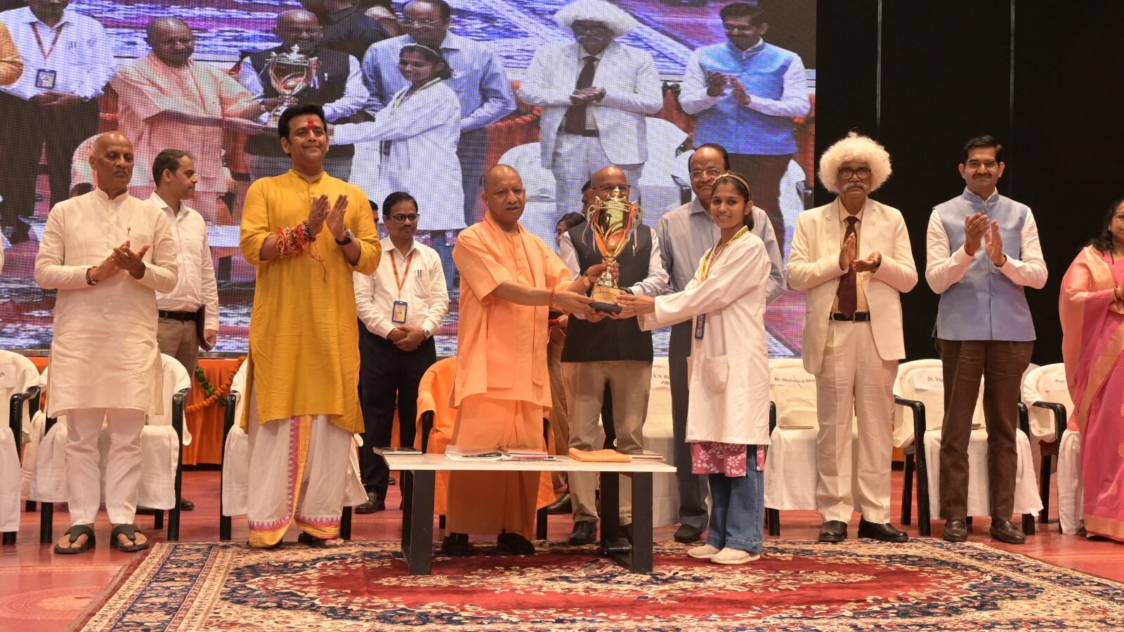 गोरखपुर में महायोगी गोरखनाथ विश्वविद्यालय के पांचवें स्थापना दिवस समारोह में मुख्यमंत्री योगी आदित्यनाथ ने कहा कि उत्तर प्रदेश में युवाओं को शिक्षा, कौशल, स्टार्टअप, एमएसएमई, निवेश और रोजगार से जोड़ने के लिए मजबूत ईको सिस्टम तैयार किया गया है। उन्होंने युवाओं से केवल जॉब रेडी नहीं बल्कि फ्यूचर रेडी बनने का आह्वान किया। मुख्यमंत्री ने शिक्षा, रिसर्च, टेक्नोलॉजी, उद्यमिता और पारंपरिक ज्ञान को आधुनिक विज्ञान से जोड़ने पर जोर दिया।