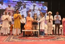 गोरखपुर में महायोगी गोरखनाथ विश्वविद्यालय के पांचवें स्थापना दिवस समारोह में मुख्यमंत्री योगी आदित्यनाथ ने कहा कि उत्तर प्रदेश में युवाओं को शिक्षा, कौशल, स्टार्टअप, एमएसएमई, निवेश और रोजगार से जोड़ने के लिए मजबूत ईको सिस्टम तैयार किया गया है। उन्होंने युवाओं से केवल जॉब रेडी नहीं बल्कि फ्यूचर रेडी बनने का आह्वान किया। मुख्यमंत्री ने शिक्षा, रिसर्च, टेक्नोलॉजी, उद्यमिता और पारंपरिक ज्ञान को आधुनिक विज्ञान से जोड़ने पर जोर दिया।
